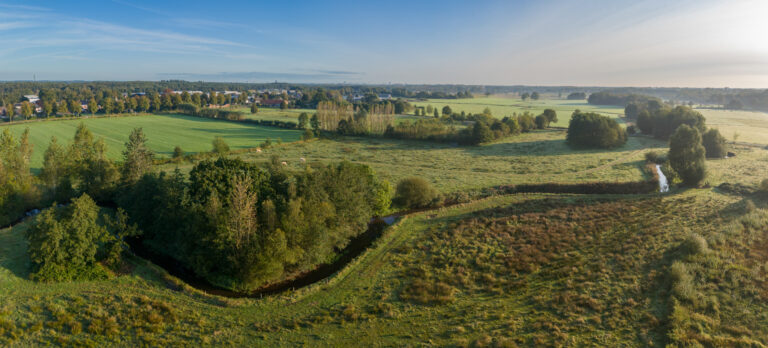 Luchtfoto met op de voorgrond de door het buitengebied van Bergeijk slingerende beek de Keersop. Op de achtergrond is de dorpskern Westerhoven te zien.