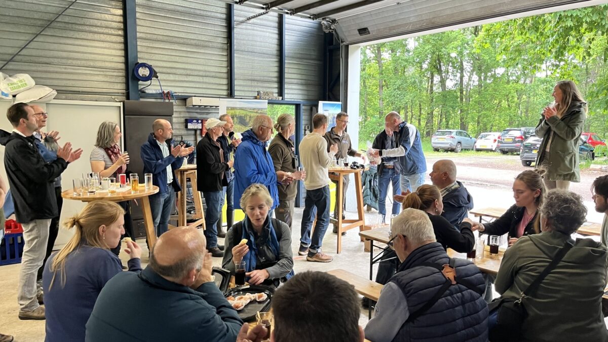 Napraten na natuurwandeling 20-5-26, De Plateaux - afbeelding vergroten
