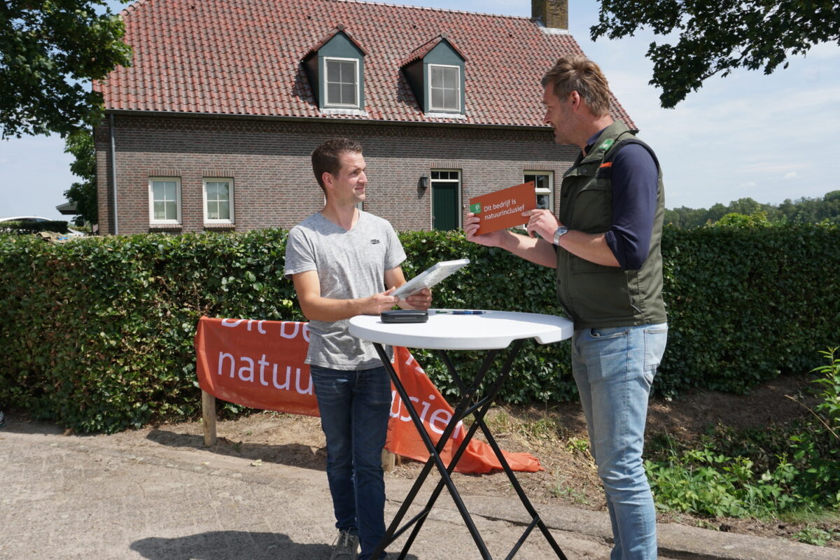 Dirk Tegenbosch en Freek Rebel, hoofd Staatsbosbeheer Noord-Brabant, ondertekenen NIL-overeenkomst, foto credits LVVN - afbeelding vergroten
