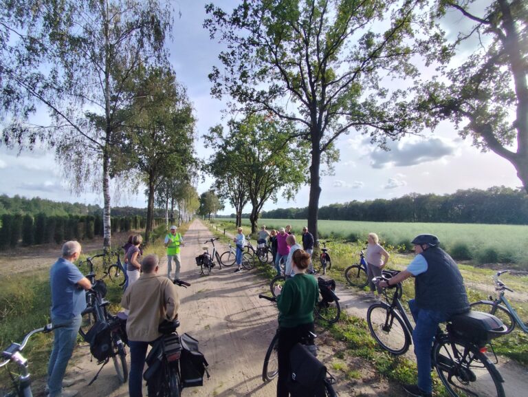 Dichtbij de Luikerweg vertelt Wil Peels van Heemkundekring Weerterheem over de aanleg van de Steenweg van Luik naar Den Bosch.