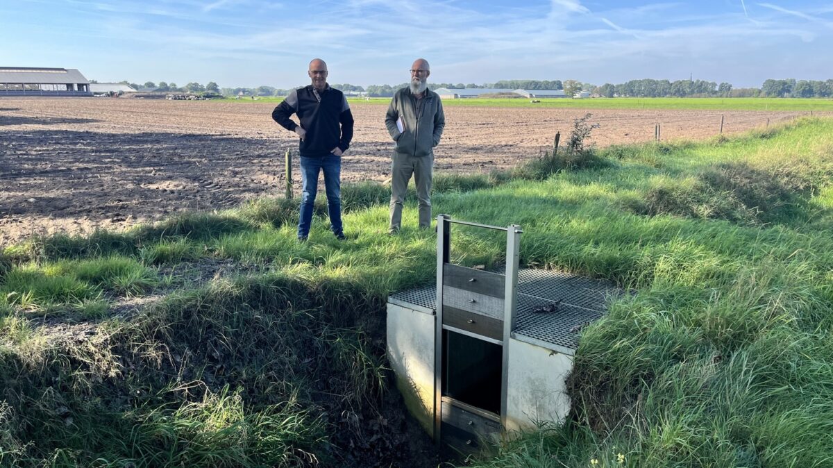 Harrie Maas van Hei, Heg en Hoogeind en adviseur Peter Kerkhofs bij een stuwtje bij de Burg. Vogelslaan in Leende - afbeelding vergroten